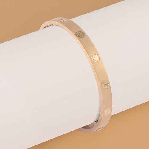 اسوارة ذهب تصميم دائري محفور عيار 18 جمال منفرد