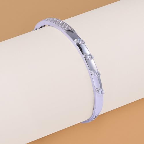 اسوارة ذهب أبيض بتصميم ألماس عيار 18 تصميم فاخر