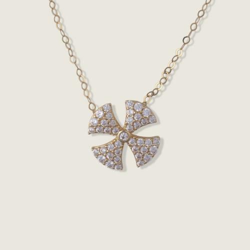 عقد ذهب عيار 18 بتصميم وردة مرصعة بالزركون