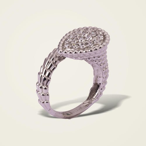 خاتم ذهب أبيض عيار 18 بتصميم رأس الثعبان