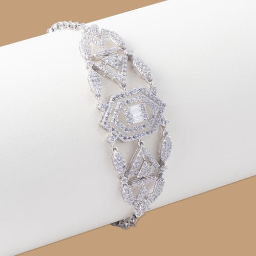 طقم ذهب أبيض عيار 18بتصميم هندسي مرصع بالزركون