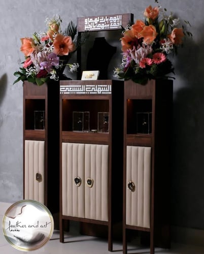 ستاند ملكة خشبي