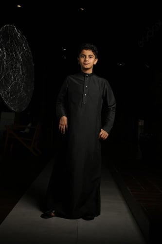 ثوب أولاد أسود خفيف، مع أزارير مميزة