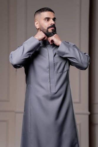 ثوب رجالي بألوان فاخرة متعددة