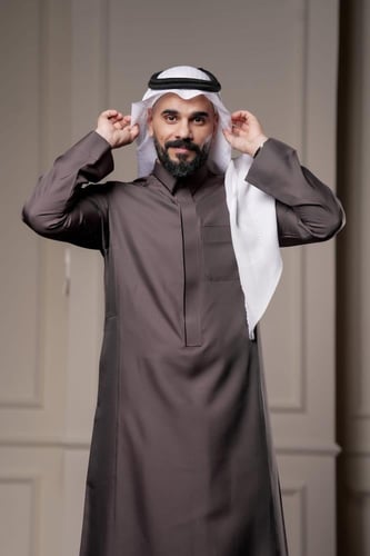 ثوب رجالي بألوان فاخرة متعددة