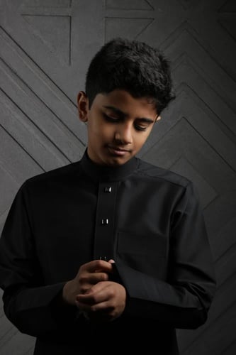 ثوب أولاد أسود خفيف، مع أزارير مميزة