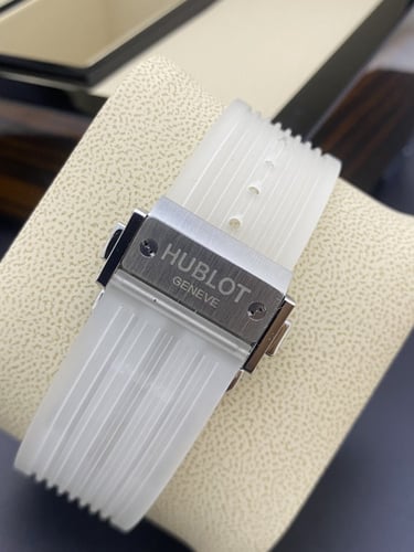 ساعة هوبلت شفاف المتميزة