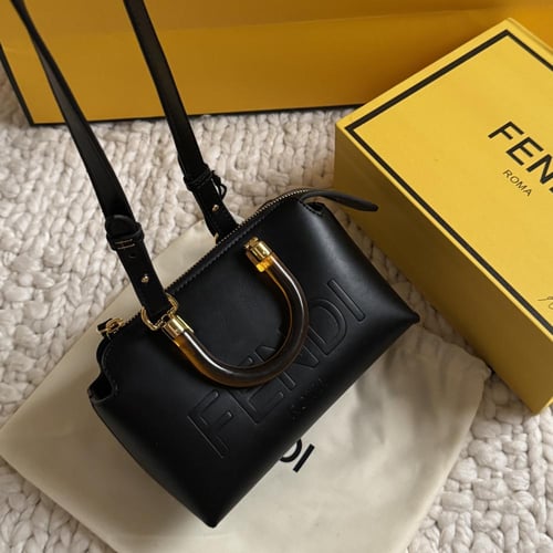 شنطة فندي مع سكارڤ