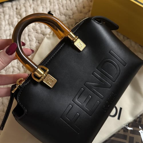 شنطة فندي مع سكارڤ