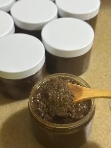 مقشرة قهوة و اعشاب تفتيح