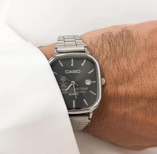 ساعة كاسيو الرجالية سير فضي ومينا أسود CASIO 104