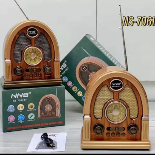 راديو محمول بتصميم عتيق من طراز NINS NS-7061BT.