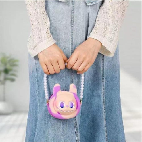 حافظ صغيره بتصميم شخصيه لابوبو وتاتي مع حزام للكتف...