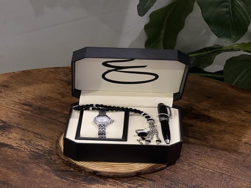 طقم ساعه مع كتابه الاسم على البوكس