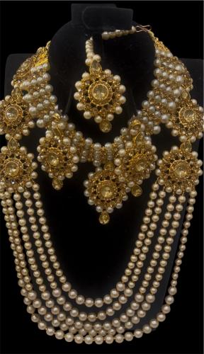 قلادة من اللؤلؤ الصناعي