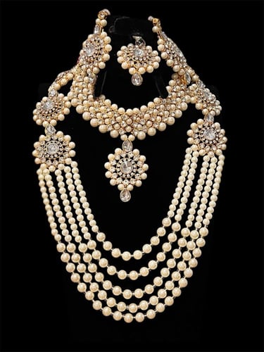 قلادة من اللؤلؤ الصناعي