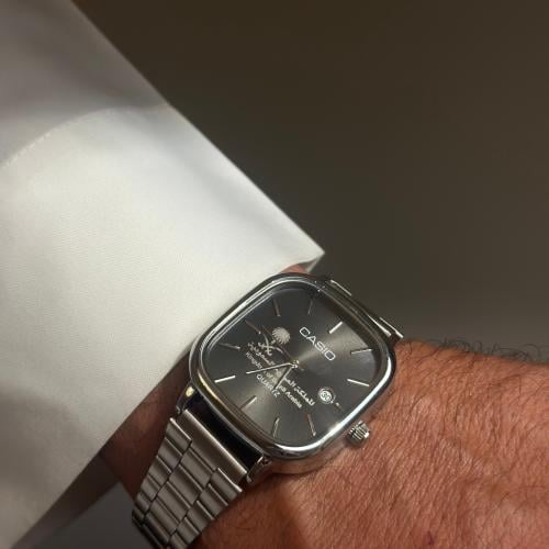 ساعه بشعار المملكة العربية السعودية مينا رمادي