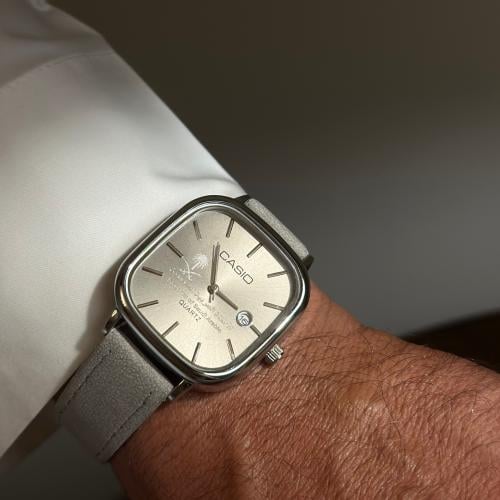 ساعة بشعار المملكة العربية السعودية جلد