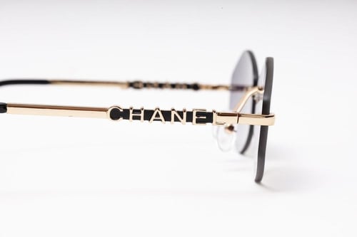 نظارة شمسية Chanelنسائية بإطار ذهبي وعدسات بنفسجية...