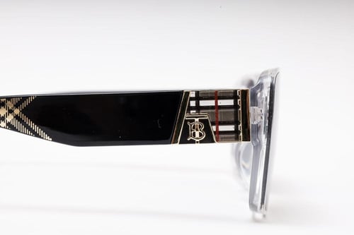 نظارة شمسية نسائية بيربري بإطار شفاف وعدسات داكنة