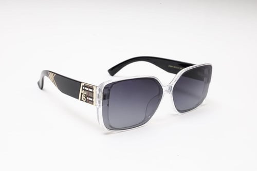 نظارة شمسية نسائية بيربري بإطار شفاف وعدسات داكنة