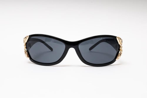 نظارة شمسية نسائية بإطار أسود ولمسة ذهبية بشكل فرا...