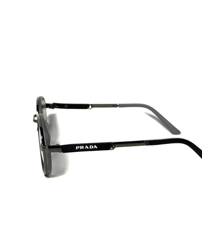 نظارة رجالية PRADA – أناقة كلاسيكية بإطار وذراع أس...