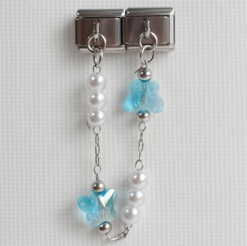 تشارمز فضي مع تعليقة فراشات سماوي ولؤلؤ