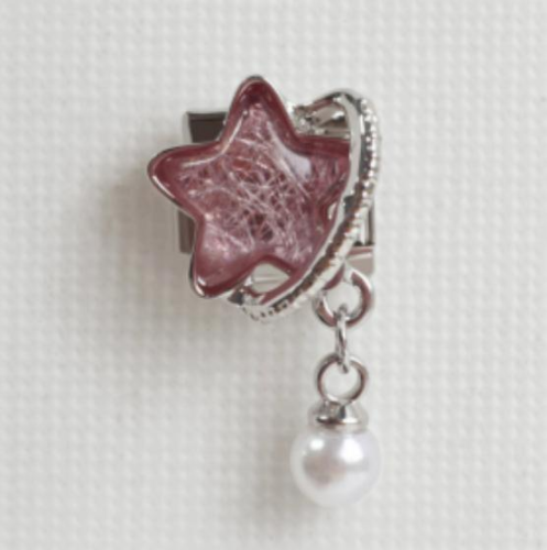 تشارمز فضي مع تعليقة نجمة وردي ولؤلؤ