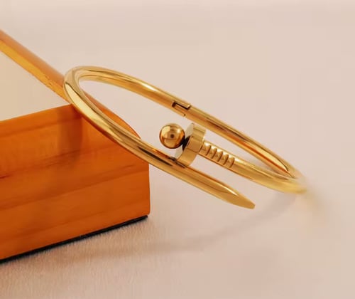 سوار أنيق يكمل إطلالتك