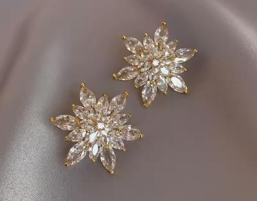 قرط كريستال بتصميم ندفة الثلج