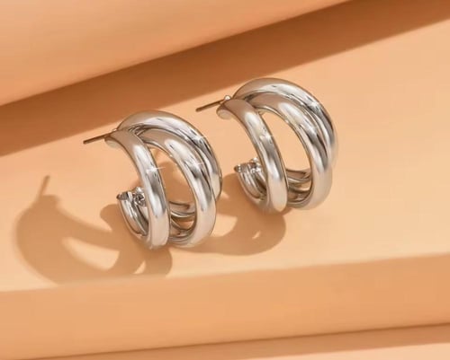 قرط بحلقات ثلاثية