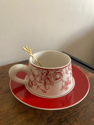 كوب أحمر أنيق