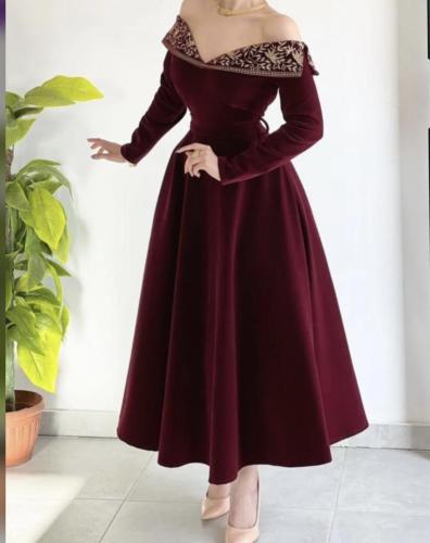 فستان ملكي بأكتاف مكشوفة