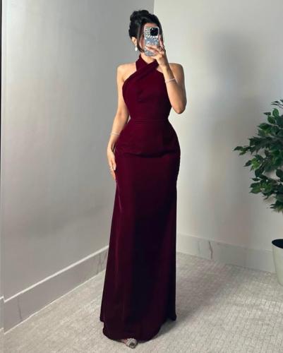 فستان مخملي بلا أكتاف