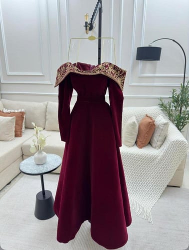 فستان ملكي بأكتاف مكشوفة