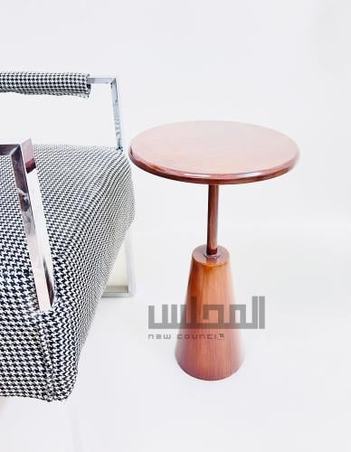 طاولة خشبية أنيقة بتصميم كلاسيكي يضفي لمسة فنية عل...