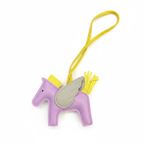 تعليقة الحصان المجنّح البنفسجية | Dossié