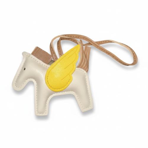 تعليقة الحصان المجنّح البيج بأجنحة صفراء | Dossié