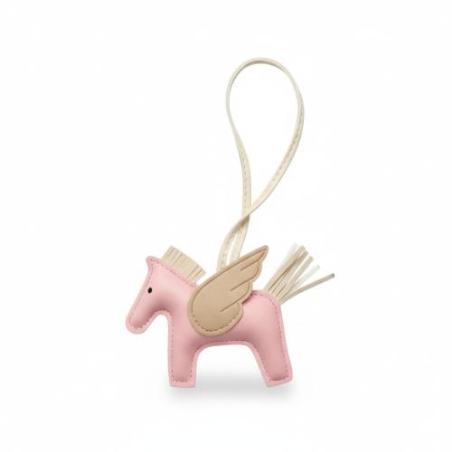 تعليقة الحصان المجنّح – لون وردي | Dossié