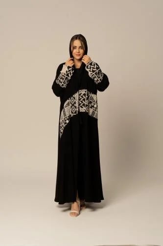 عباية كريب ملكي بتفصيل هندسي S111