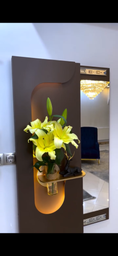 لوحة أفنان مع المرايه