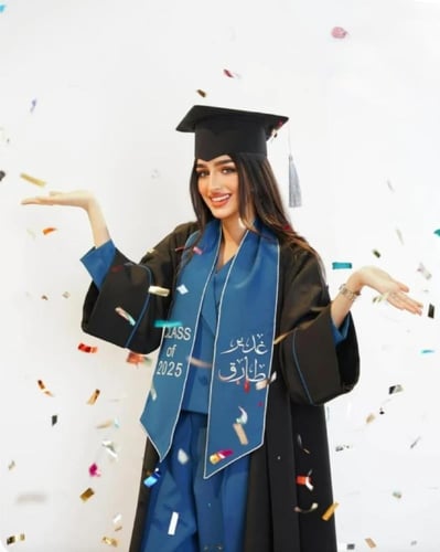 عباية تخرج لون أسود مع أزرق سماوي-متجر فرح
