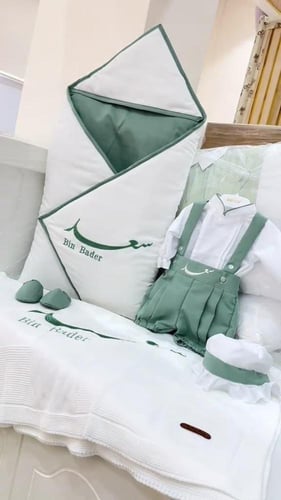 أطقم استقبال مواليد 5 قطع تطريز بالاسم