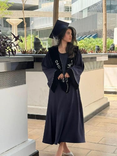 طقم عباية تخرج لون كحلي مع وشاح مخمل أسود