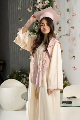 عبايات تخرج لون بيج مع وشاح وردي-متجر فرح