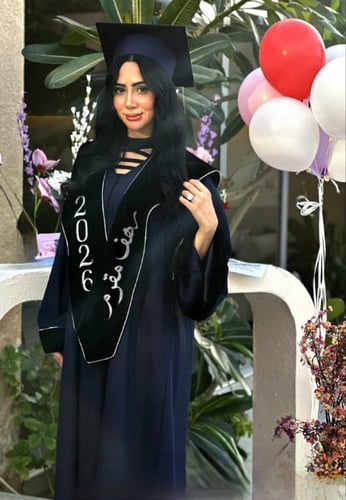 طقم عباية تخرج لون كحلي مع وشاح مخمل أسود