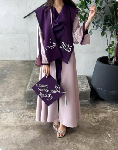 عباية تخرج وردي فاتح مع وشاح بنفسجي-متجر فرح