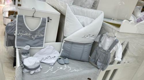 طقم أستقبال مواليد 8 قطع تطريز بالاسم