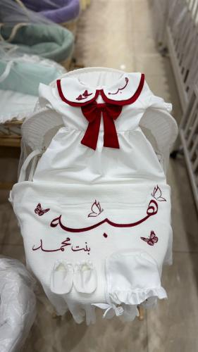 طقم أستقبال مواليد بناتي فاخر 4 قطع تطريز بالأسم